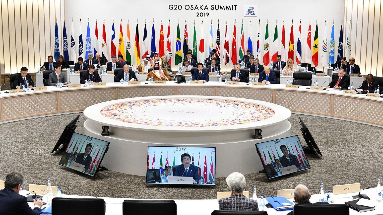 Shinzo Abe, Japan's prime minister, speaks at the G20 summit, surrounded by world leaders.