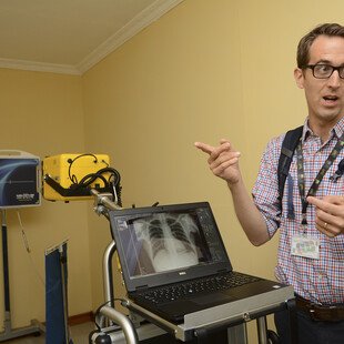 Researcher in front of a computer and X-ray machine