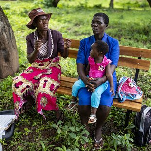 A volunteer with Zimbabwe's Friendship Bench programme gives advice.